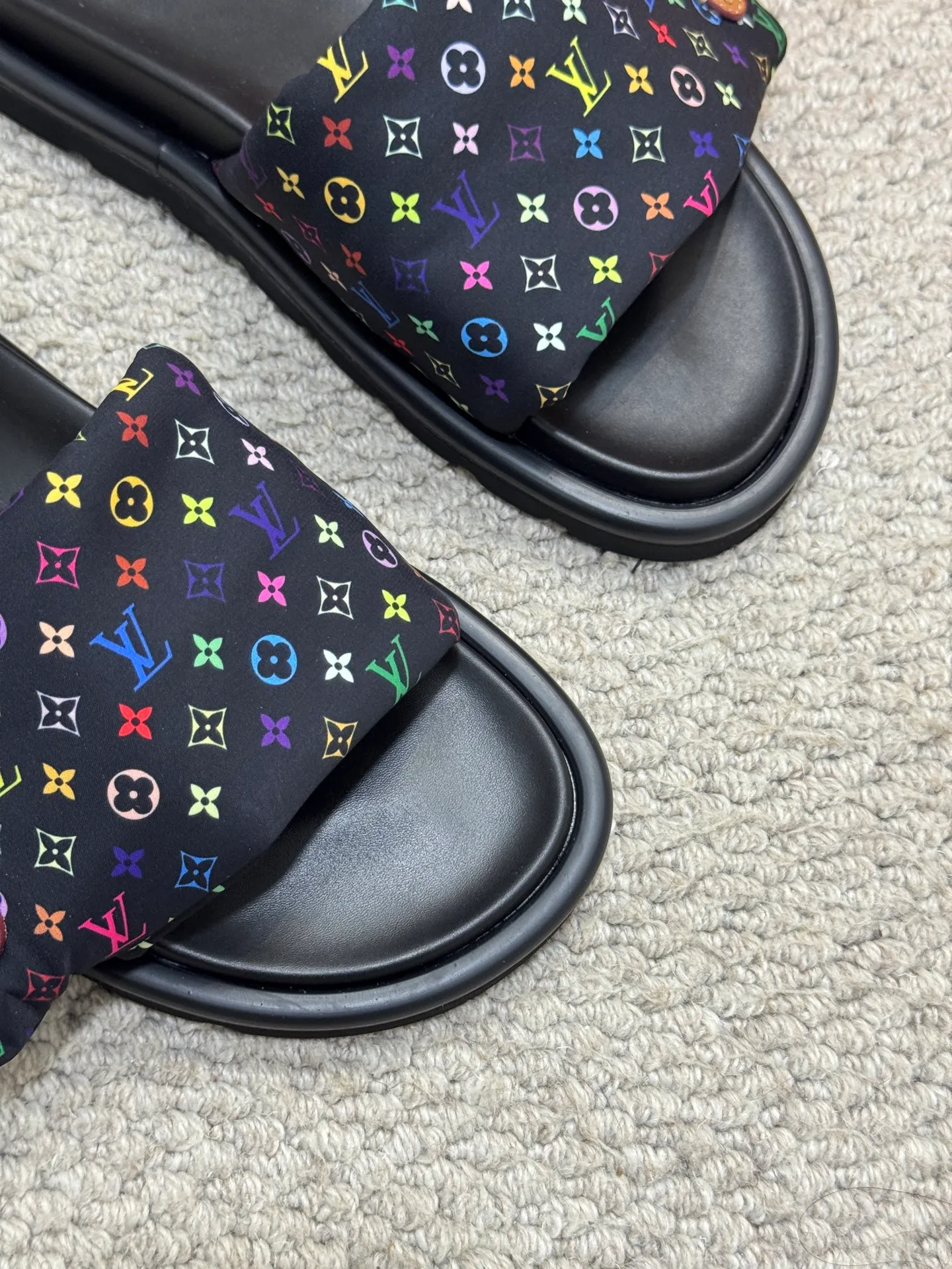 Men's men's shoes 💰360 [New style] 🦇🦇Top original order [Louis Vuitton] Couple style 👫Spring and summer style🎯🎯As an active family in the fashion industry ⭐ Lv is characterized by bold innovation ⚡Fabric down cloth🔥 Combined outsole, clean and tidy ⚡Fashionable and generous🌹Multiple colors available..Size: 36-44 (45 customized
